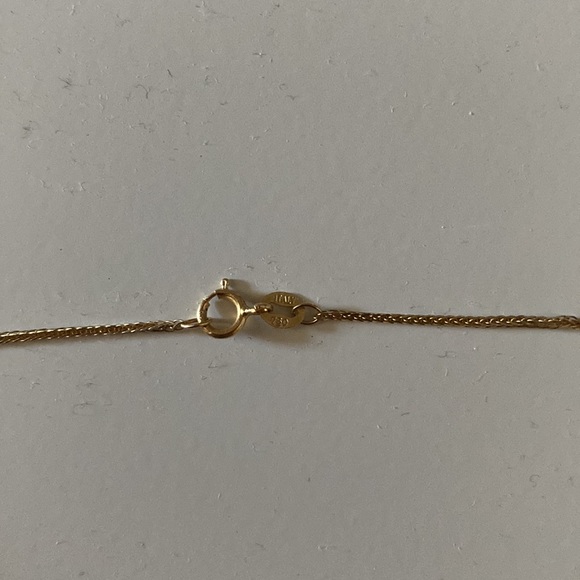 Elegant Gold Necklace with Intricate Pendant - Picture 3 of 3